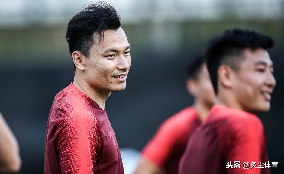 颜骏凌被进球后表情,颜骏凌失误被王刚铲进球门