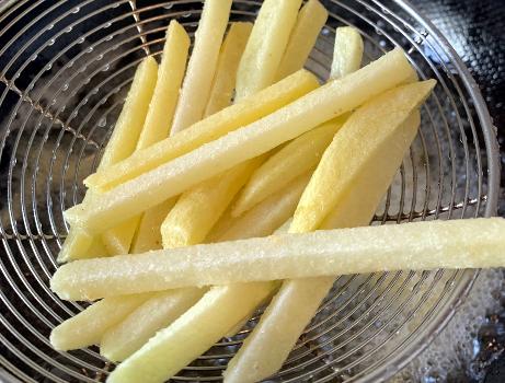 炸薯条又酥脆又好吃又简单的方法,炸薯条只需三技巧薯条酥脆可口