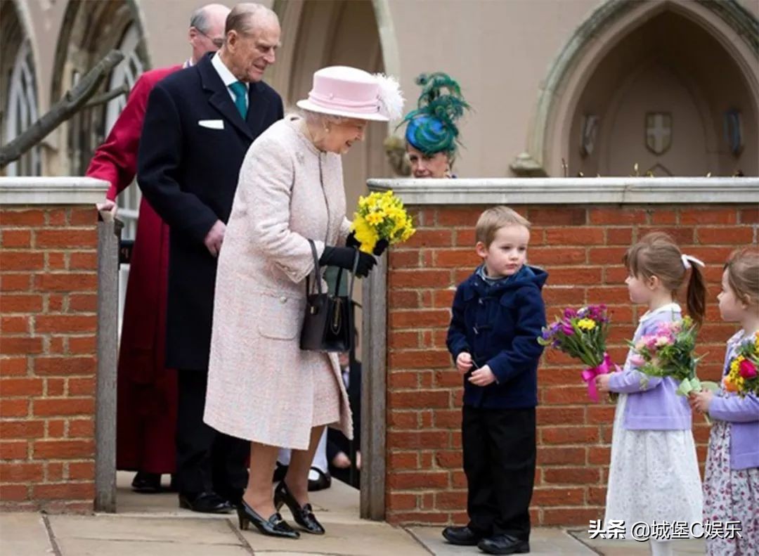 92岁英女王凯特,英女王接受小朋友献花