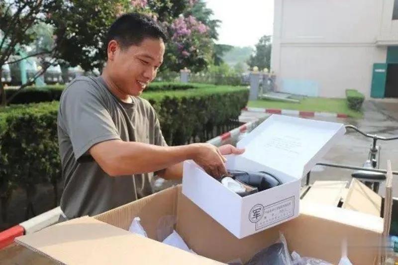 网购新式迷彩服违法吗,网购军大衣价格