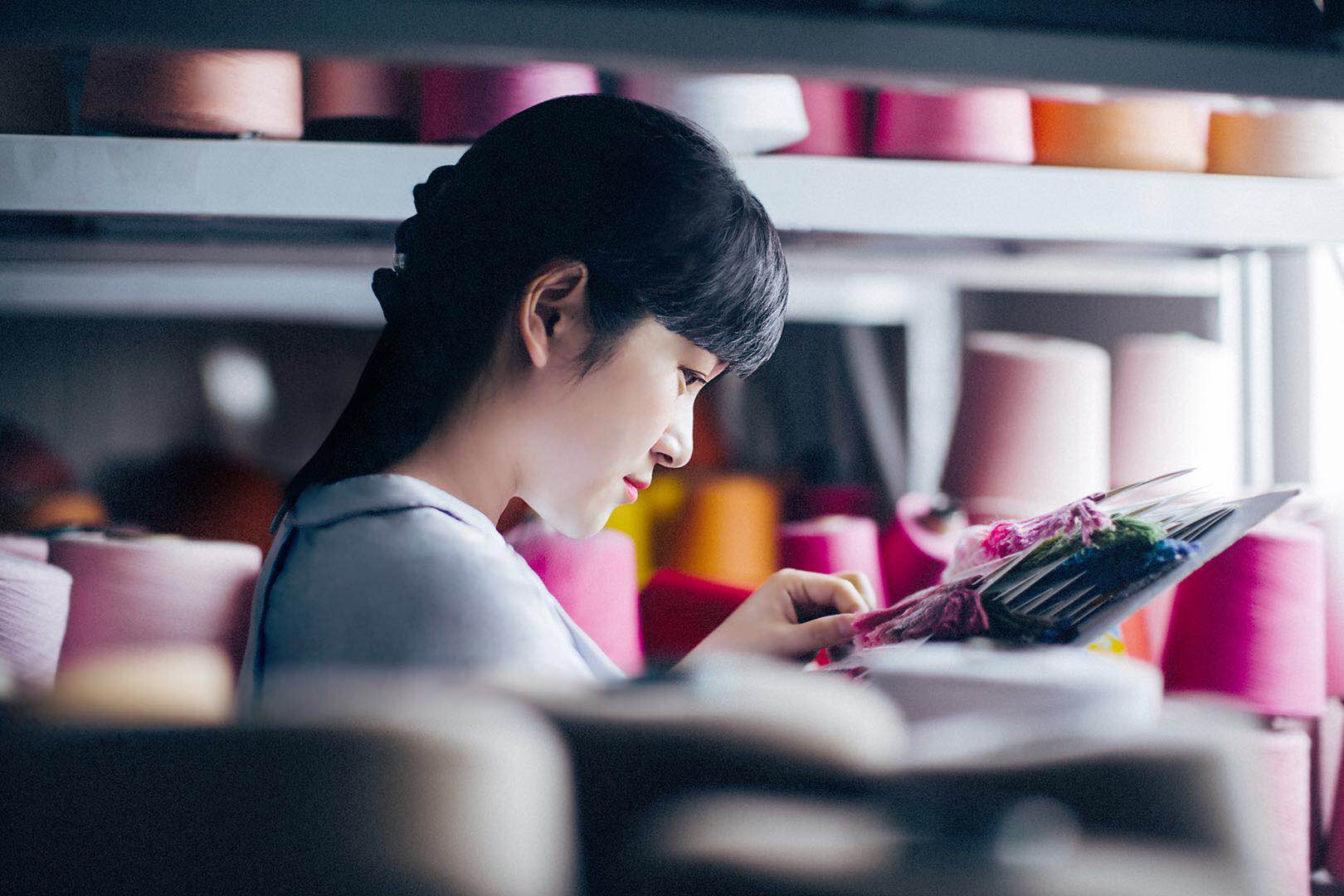 黑丝、“光腿神器”OUT了！她把袜子做成礼物，一天销售1200万