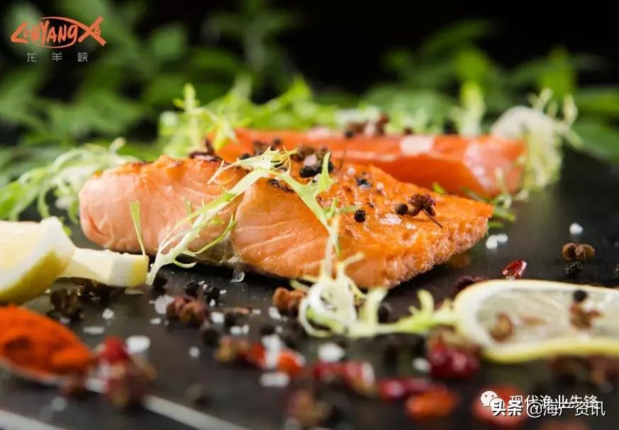 西餐三文鱼沙拉的正确吃法,西餐中三文鱼的常见做法有哪些