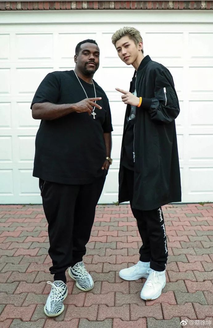 蔡徐坤虞书欣造型,蔡徐坤lisa虞书欣