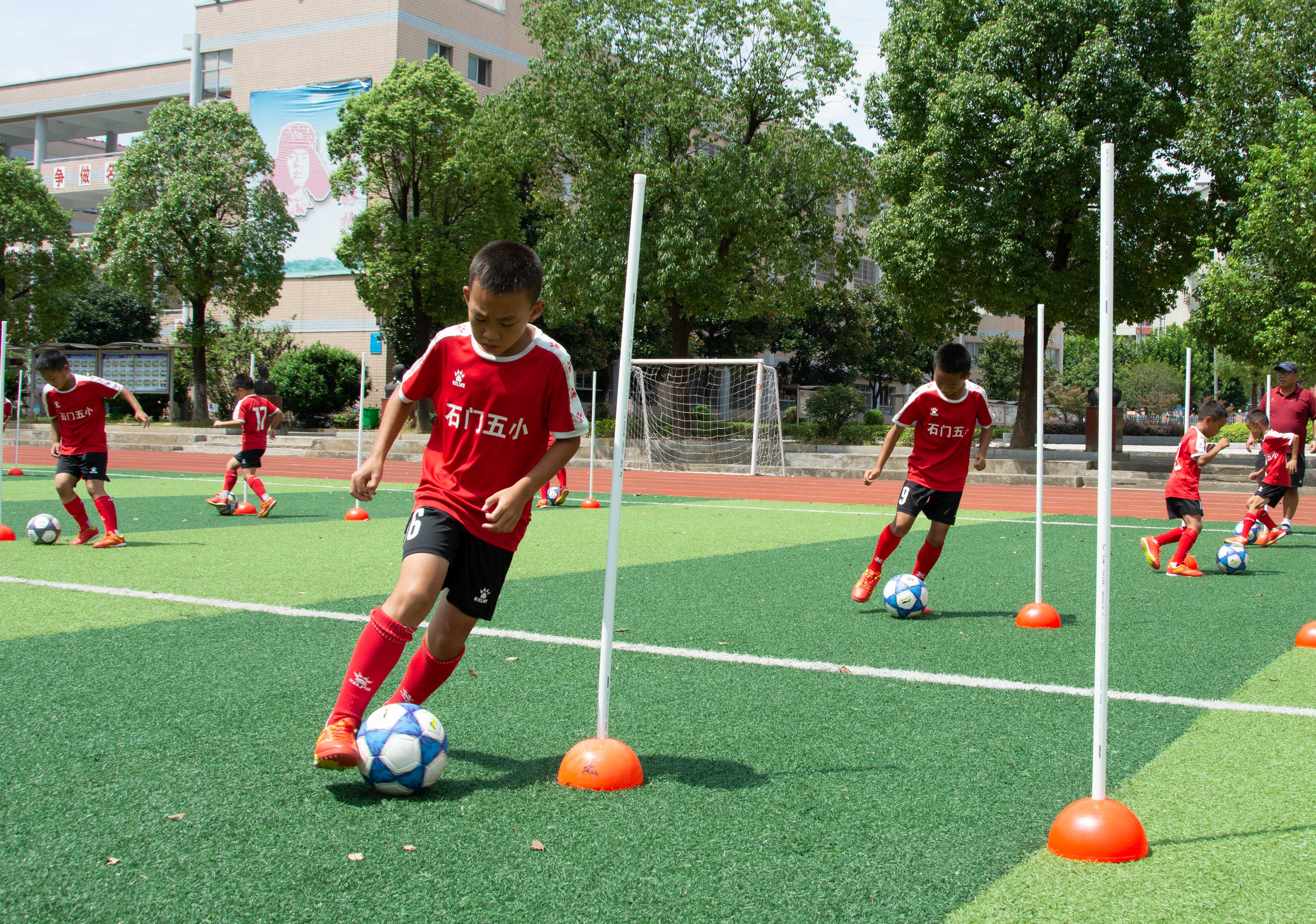 乡村小学足球队踢进全国季军,乡村学校的孩子中国足球