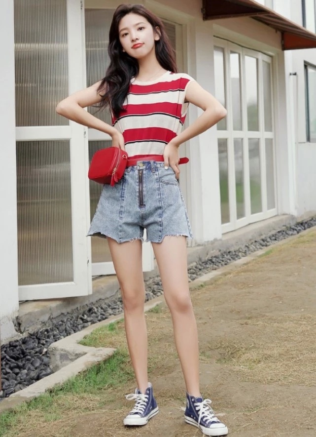 章若楠白裤子蓝衬衫,章若楠你也有今天剧中短袖穿搭