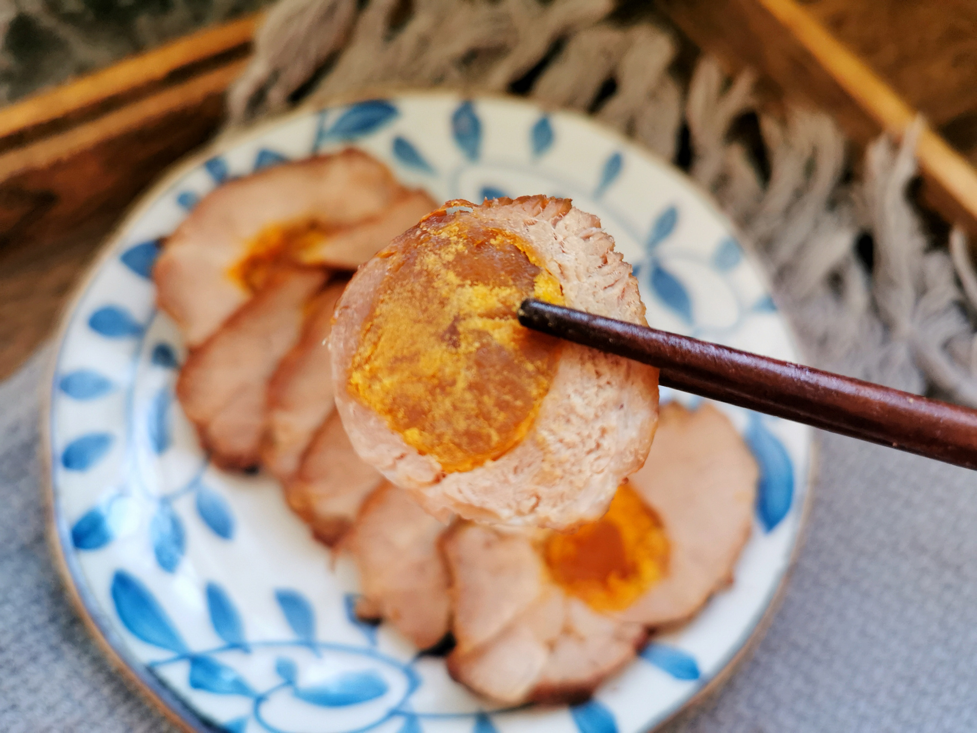 叉烧肉里的咸蛋黄怎么放进去的,挂炉港式咸蛋黄叉烧肉的正宗做法