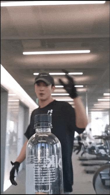 全世界都在挑战瓶盖，但请小心你的韧带