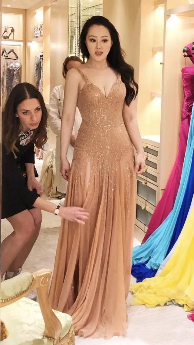 名媛章小蕙天生高调，穿黑色蕾丝吊带裙秀身材，*妇熟**气质一览无遗