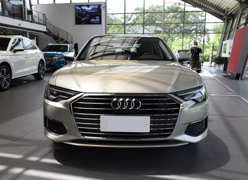 奥迪a6l乞丐版内饰,预算不到四十买啥车