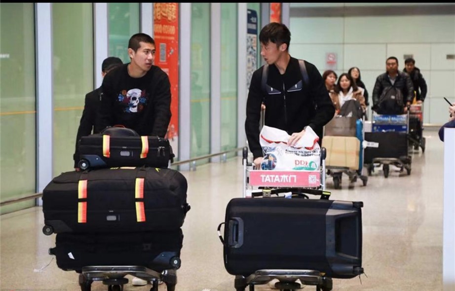 国足结束亚洲杯回到北京，名牌衣服和名包抢镜，国脚购物收获满满