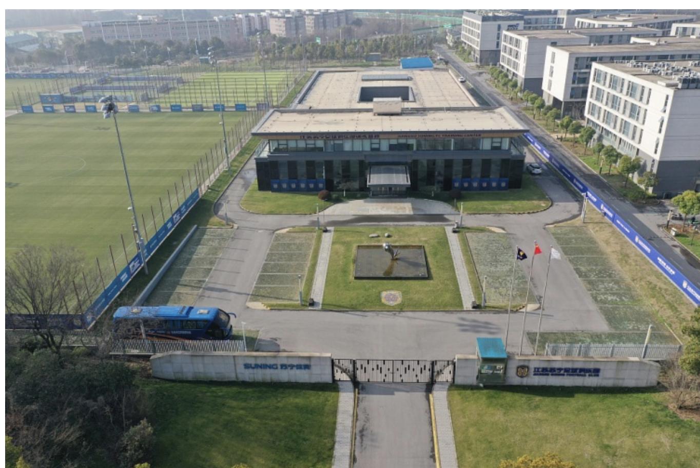 唏嘘！苏宁110亩训练基地人去楼空，一队或接过江苏足球大旗