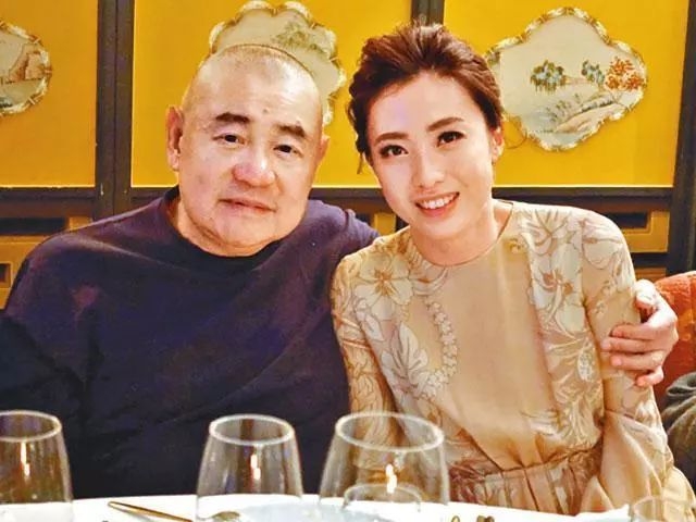 她16岁辍学,20岁当狗仔,未婚产下一儿一女后,37岁终成豪门阔太