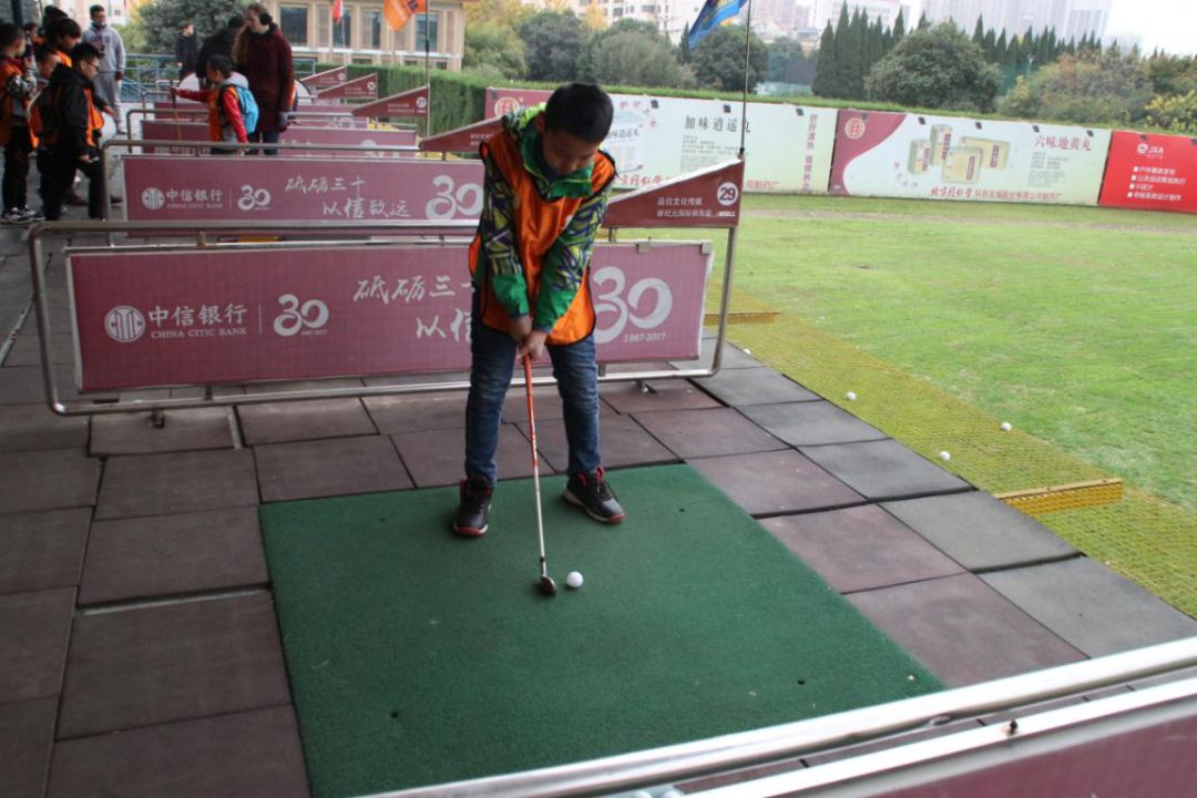 绫虫仼鍥介檯,绫虫仼鍥介檯鑻辫