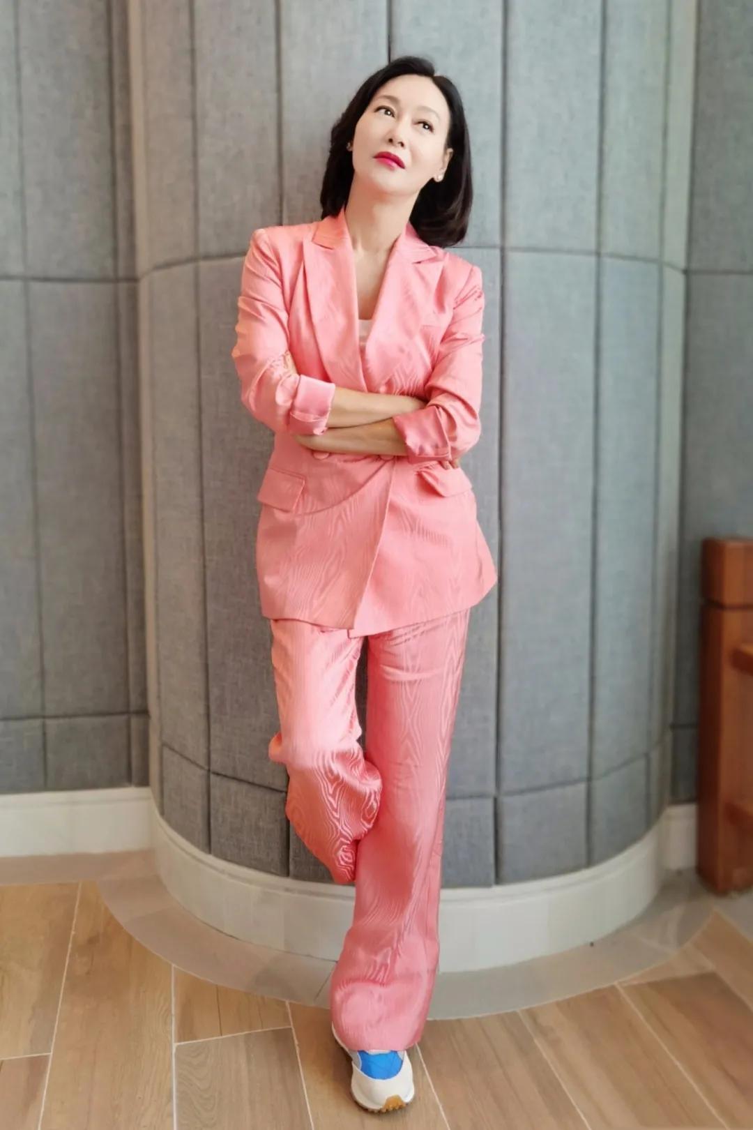 何穗冬天穿衣搭配技巧 (何穗的日常穿搭简单大方又有气质)