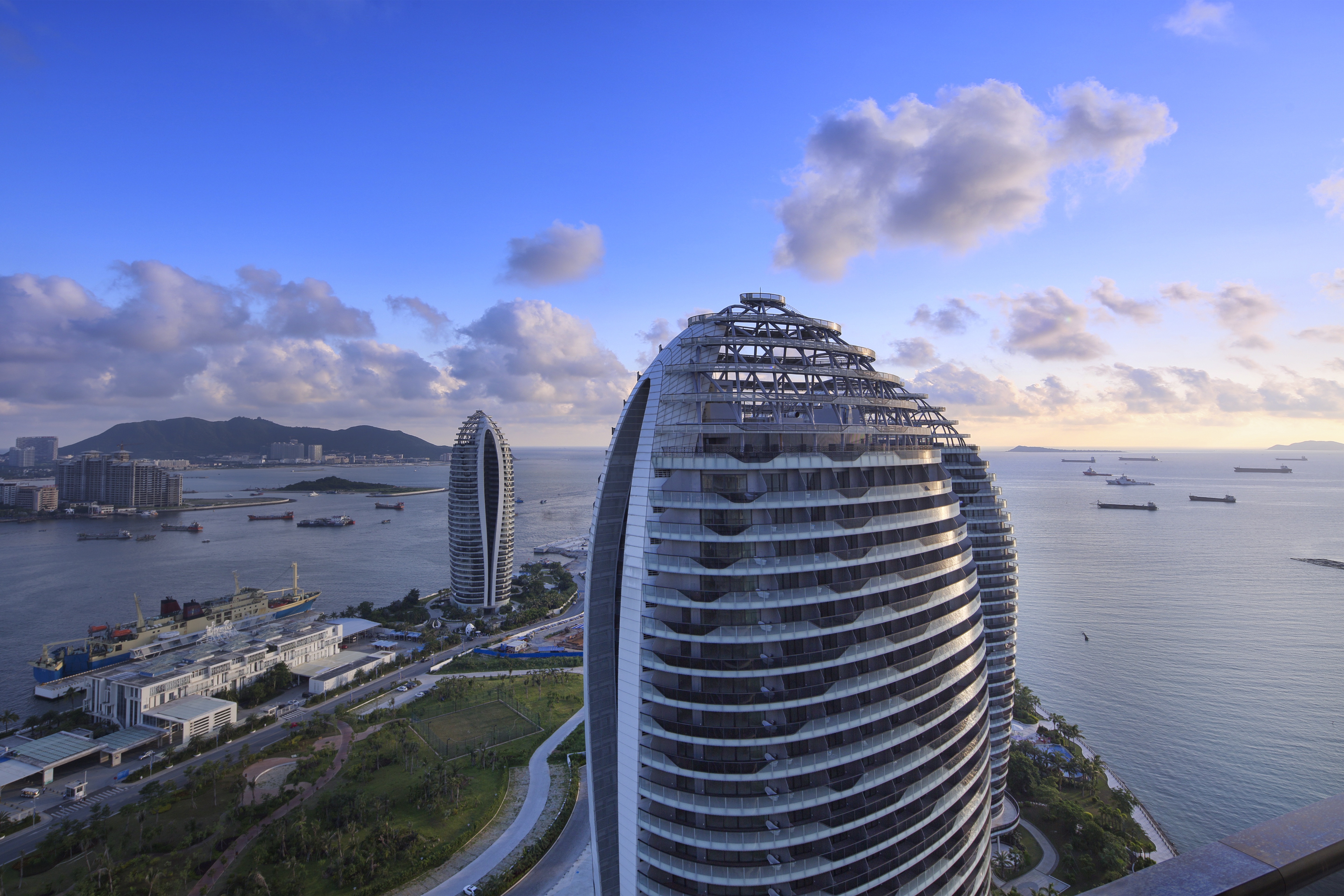 海南和迪拜对比,三亚能否成为中国的迪拜