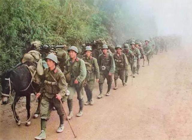 1981年*小平邓**检阅华北大演习，一人脱颖而出，邓公：此人重点培养