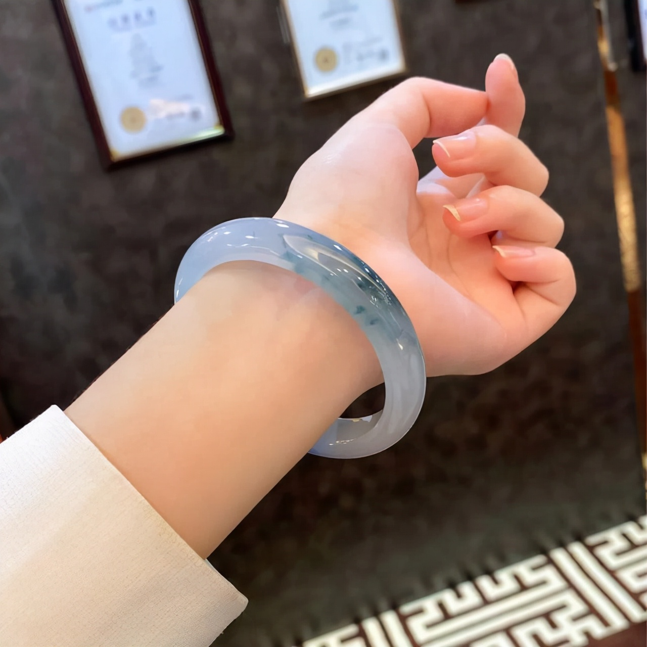 紫罗兰翡翠见光图片,紫色的翡翠都会见光失色吗