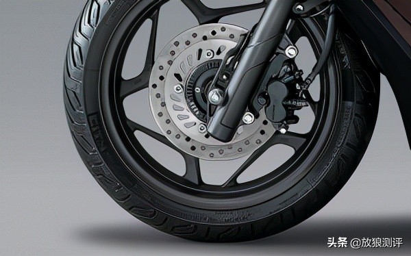 雅马哈force155综评，踏板摩托里的铁血战士，遍布全身的运动气息