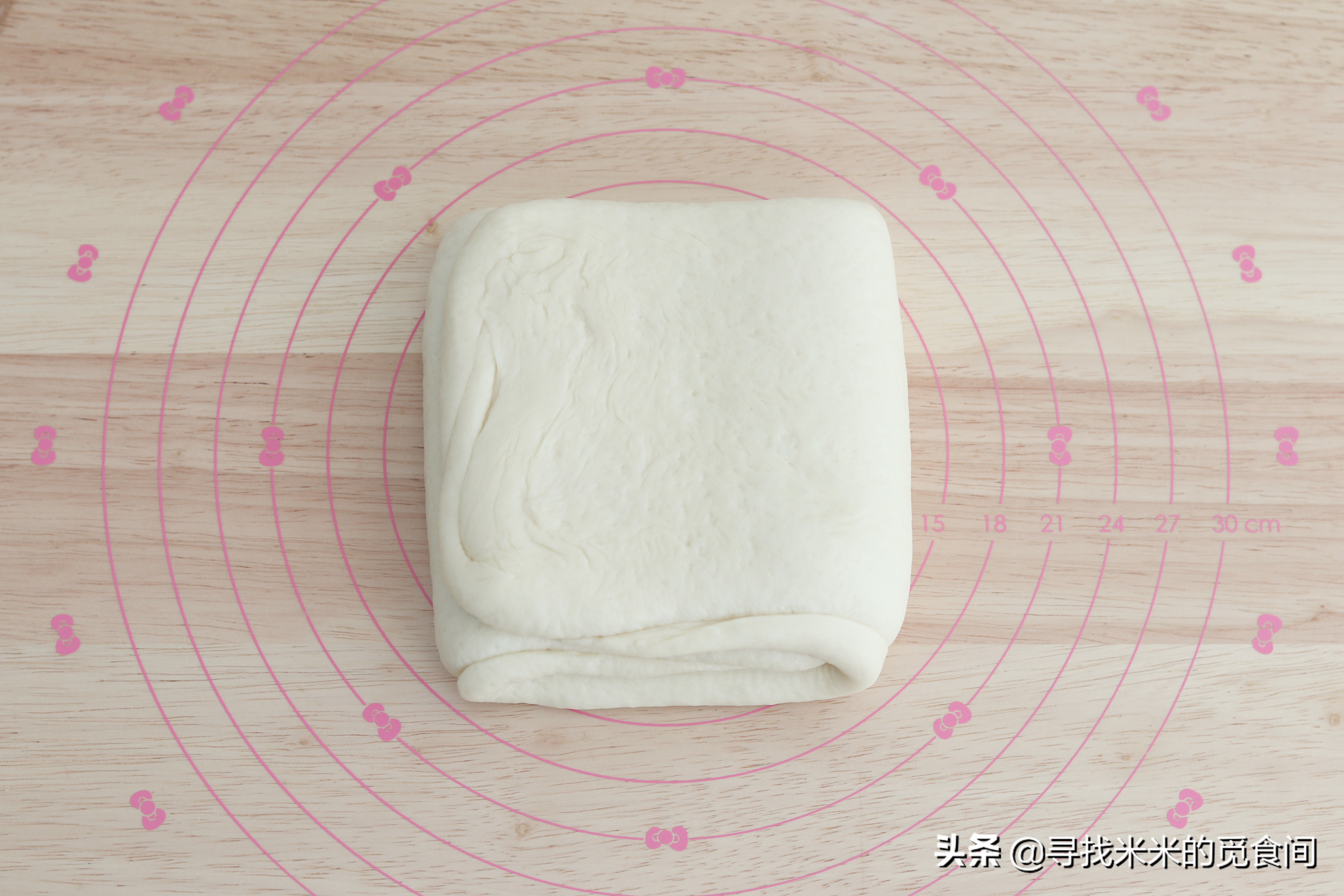 奶香浓郁的小餐包,怎样做软糯奶黄小餐包