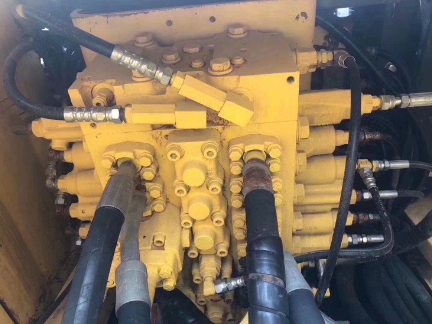 原版小松220-7。性能稳定，价格便宜，看中私聊！