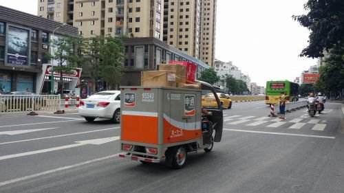 如果美国快递员在中国送快递，大概多久能破产