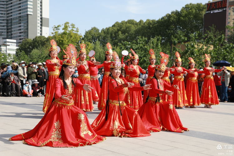 洛阳牡丹广场新疆舞视频,洛阳牡丹广场爵士舞