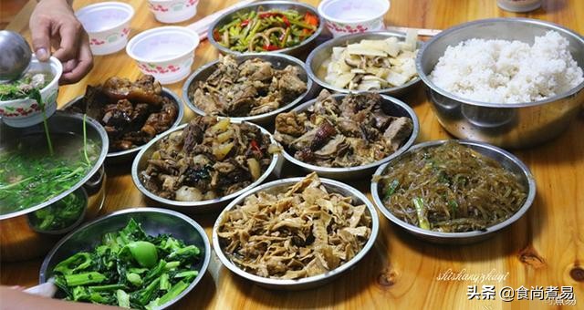 堂哥堂嫂亲自下厨做了一桌农家菜,去乡下婶婶家