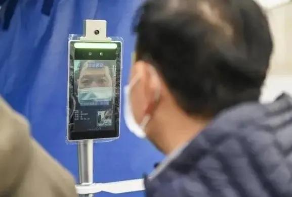 跑道翻新全过程视频,跑道看台翻新