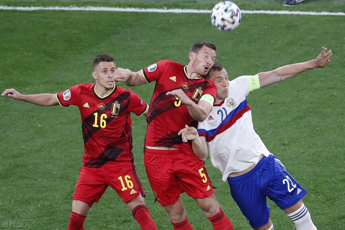 欧洲杯最佳进球捷克球星超远吊射,足球史十大经典进球2021欧洲杯