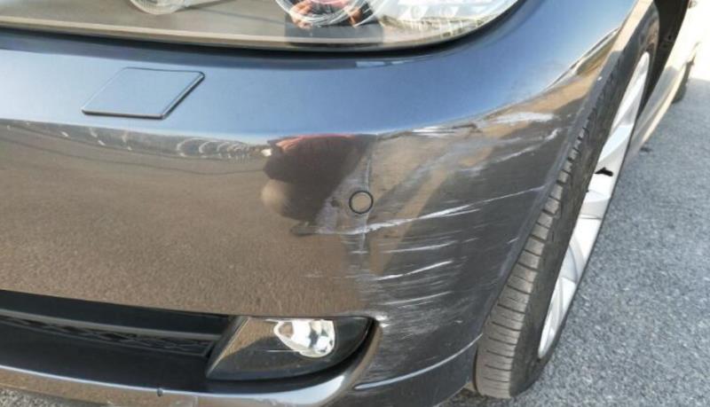 爱车轻微刮蹭走保险还是私了,爱车剐蹭了