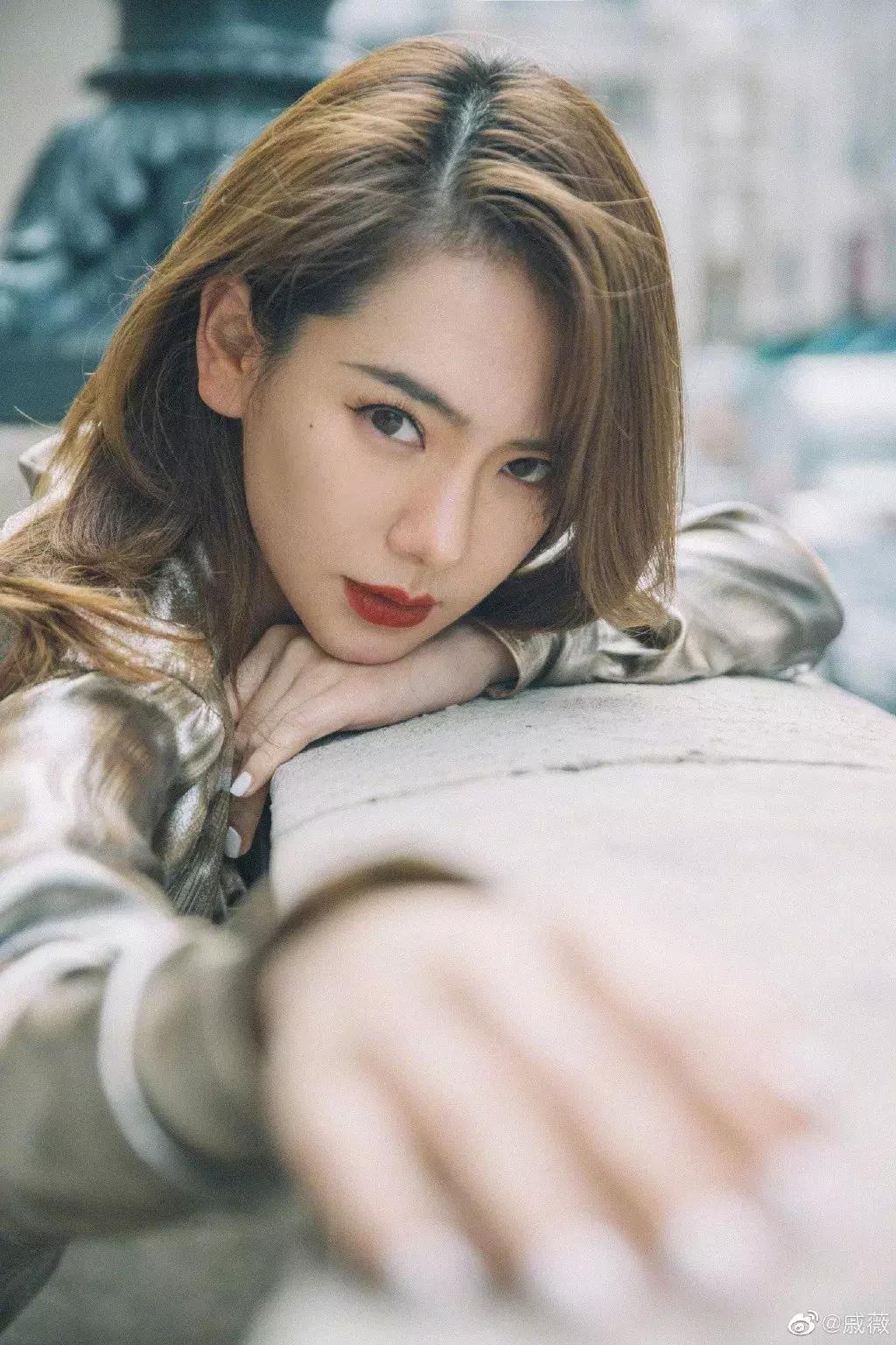 戚薇素颜满脸都是油,戚薇素颜判若两人