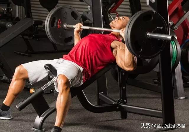 胸肌是不是练大了才能有中缝,胸肌练大了二头不长