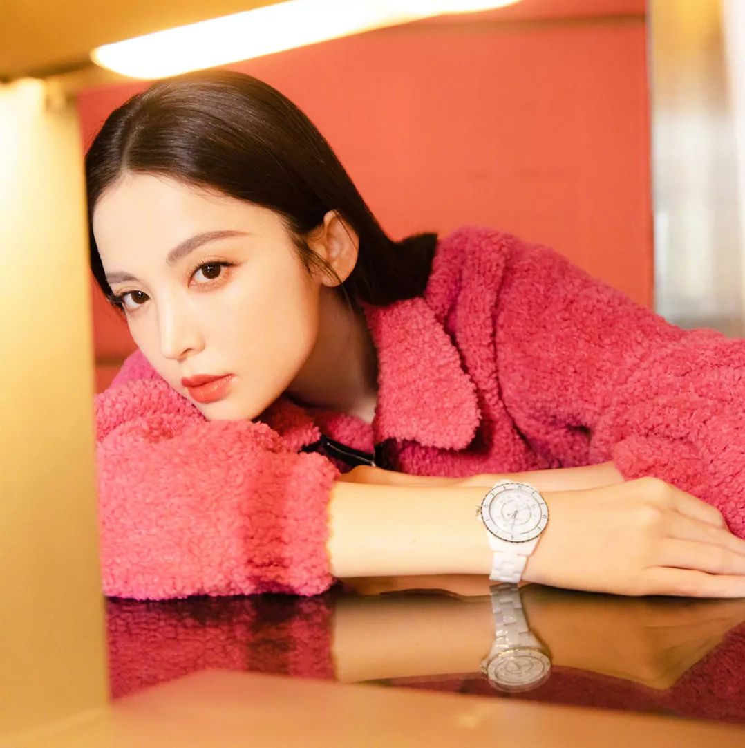 玫红色的高级穿搭,玫红色怎样穿时尚