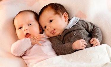 丹麦的“百年奇迹”龙凤胎8岁啦！网友：基因太好！做鬼脸都可爱