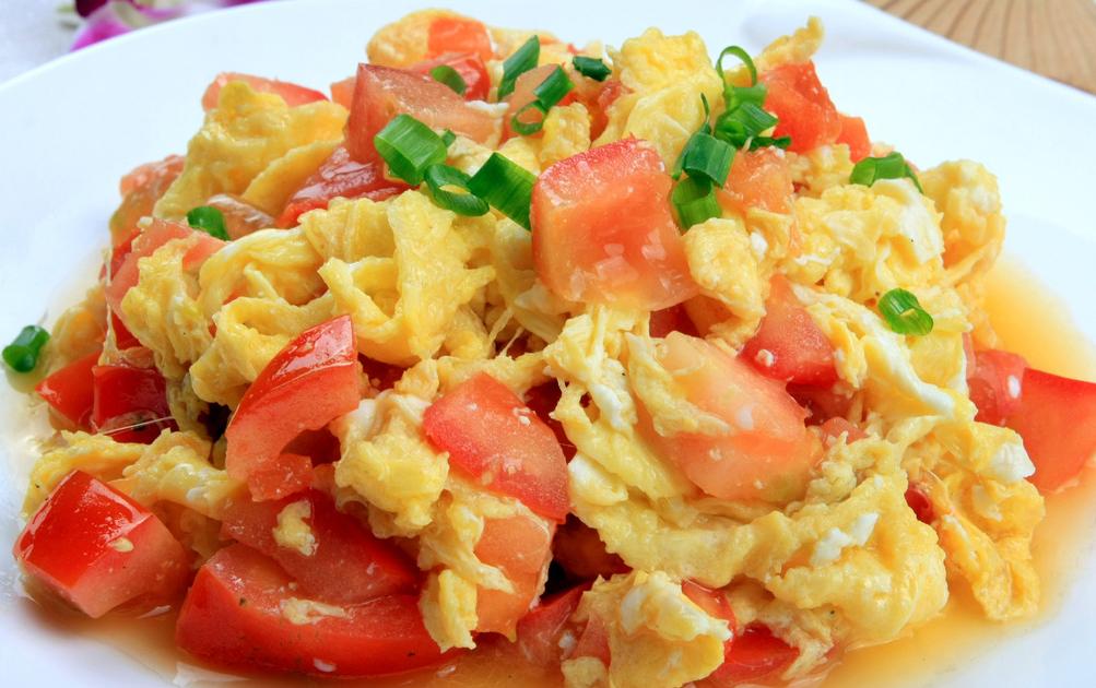 *小平邓**外出开会嘱咐：工作餐简单就好，一个菜一碗汤，能吃饱就行