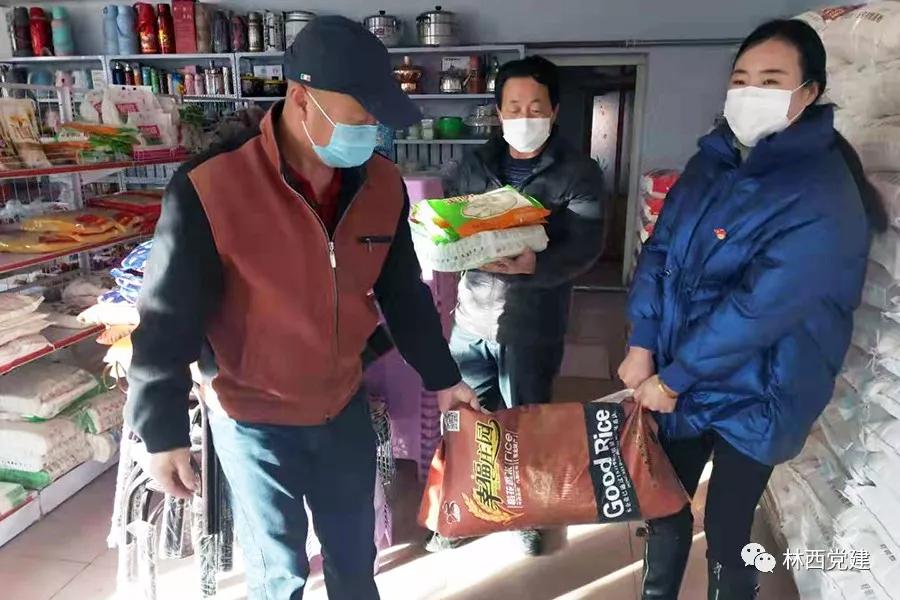 党员志愿者暖了居民心窝,林业局党员为贫困户送温暖