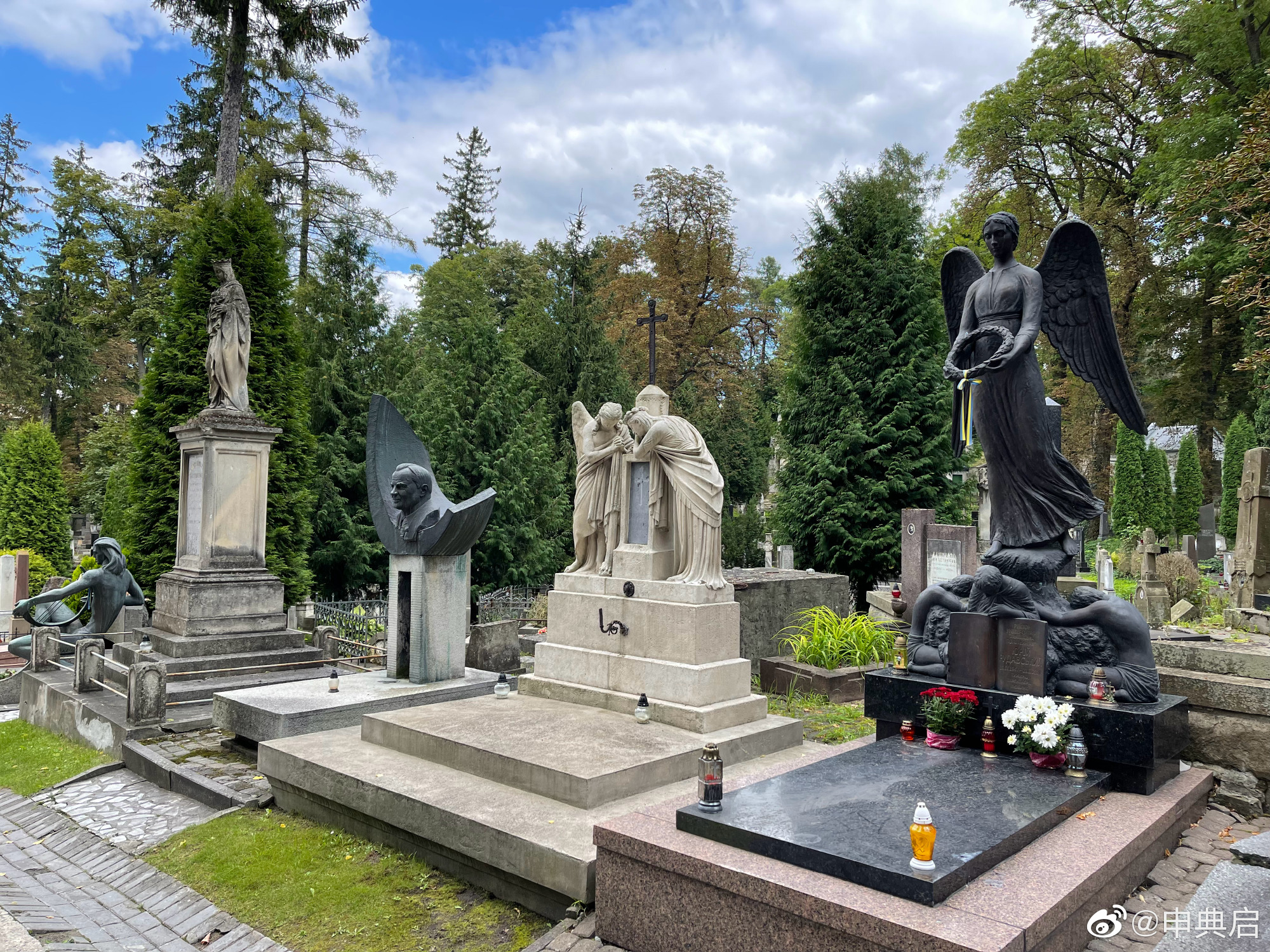 利沃夫最神奇的地方在于历史上多次易主,墓地都有各历史时期风格