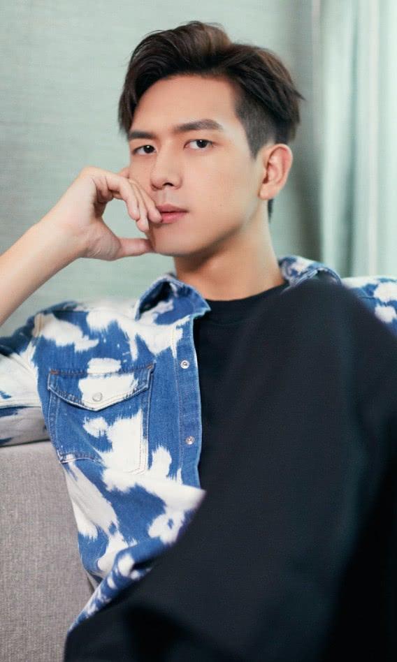 李现穿牛仔衣现身机场,李现和华晨宇牛仔衣