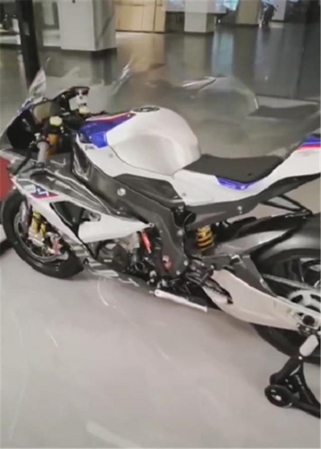 国内仅30台的机车被放在办公室，车价95万，整车当装饰还不骑