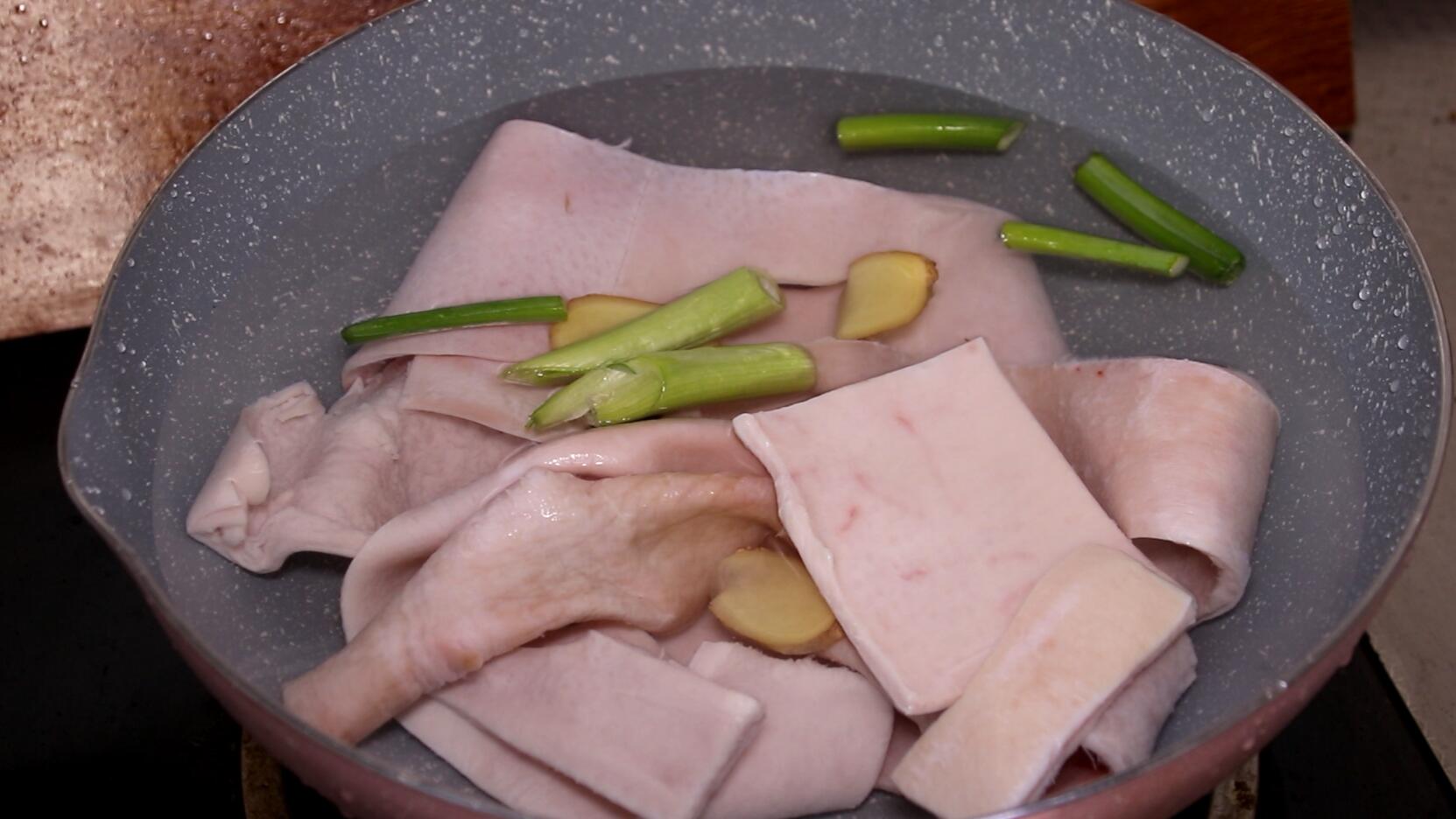 熬猪皮冻要不要放小苏打,猪皮焯水后暂不做皮冻怎么保存