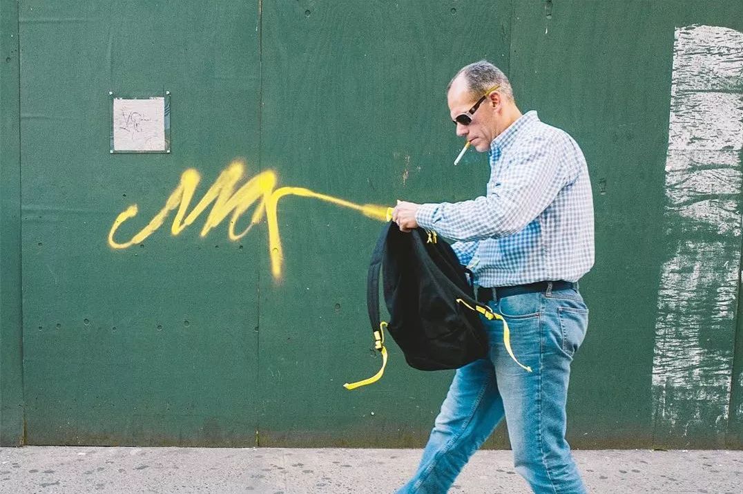 从没见过！在街上拍到了老爷爷头上喷白雾！原因......其实很好玩