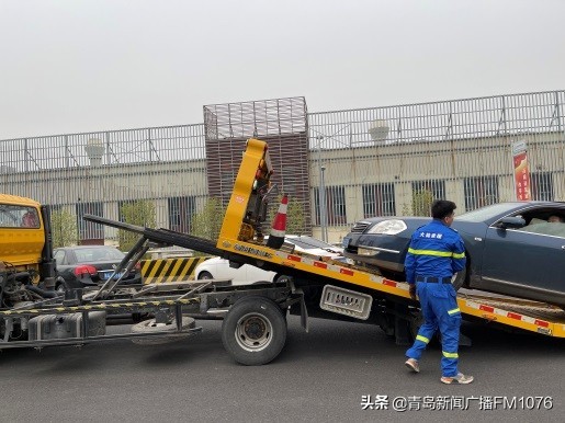 平安产险青岛分公司联合青岛交警开展“五一”出行暖心护航活动