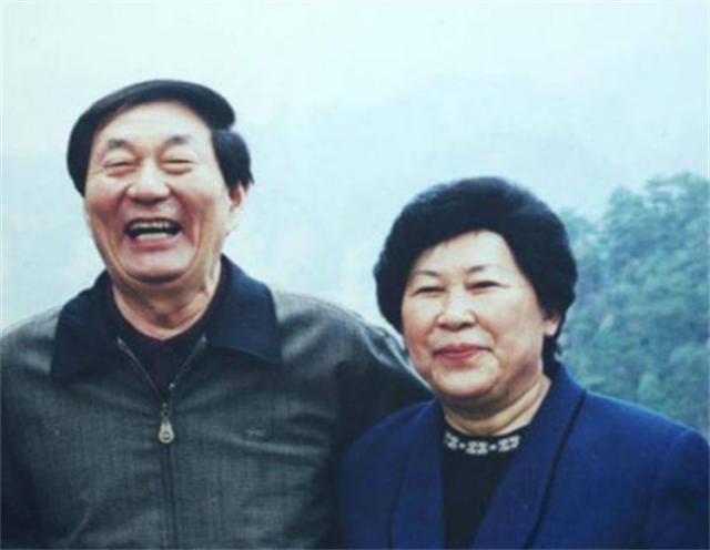 走近*镕基朱**及其家人：妻子劳安很“可爱”