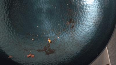 所有的不粘锅和大部分的铁锅,真正的无涂层不粘锅还是古老铁锅