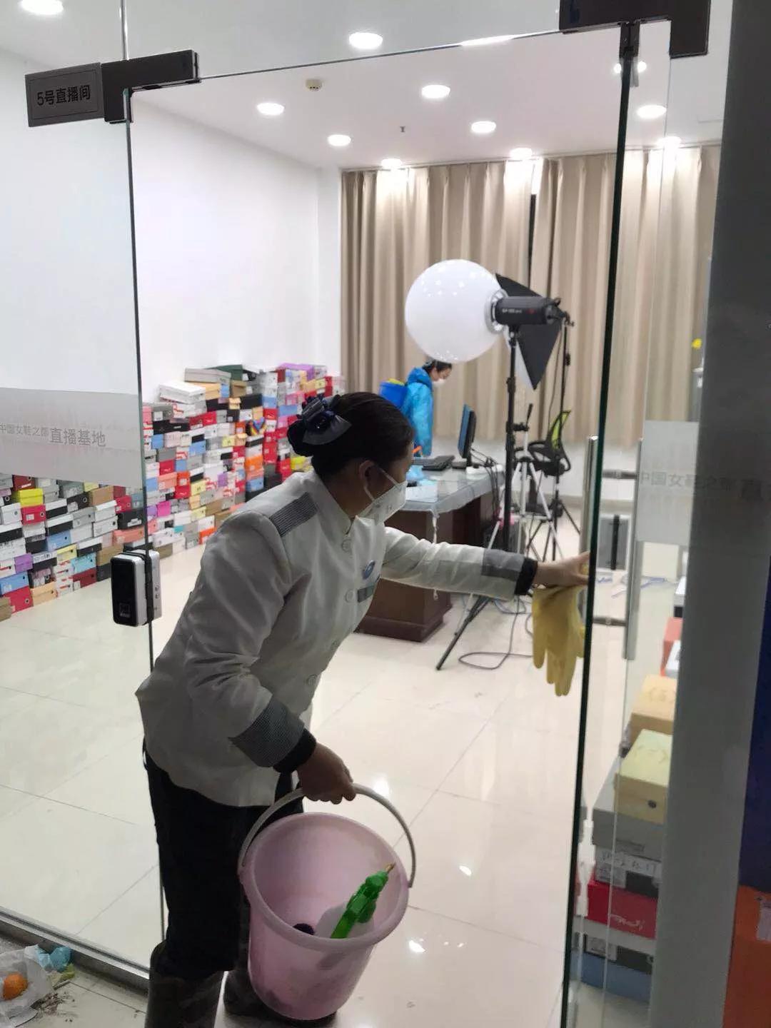 填表、测体温，武侯鞋城最后十个留守主播，撑起西南最大女鞋市场