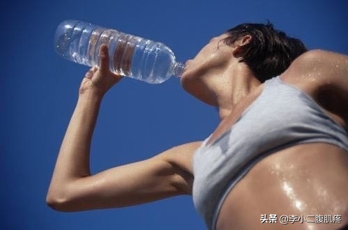 健身喝什么水有助于增肌,健身过程中能喝水吗