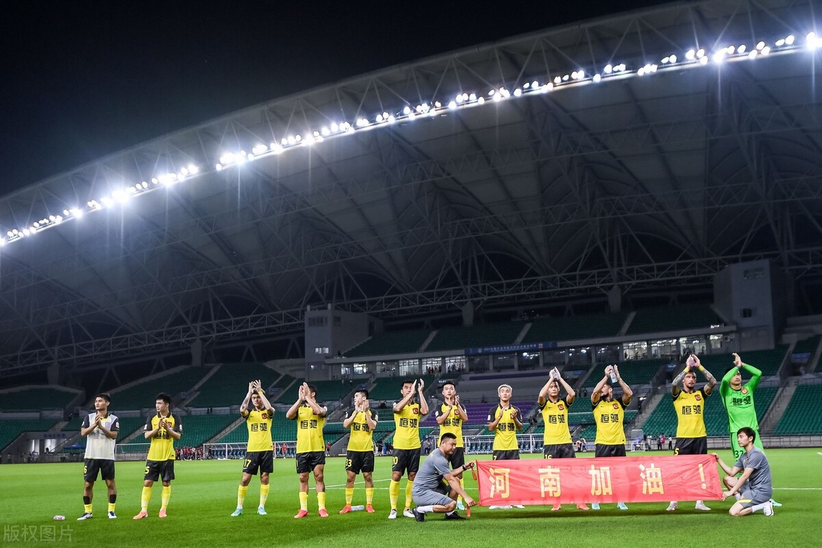 超暖心！广州两支球队横幅+球衣为暴雨中的河南加油