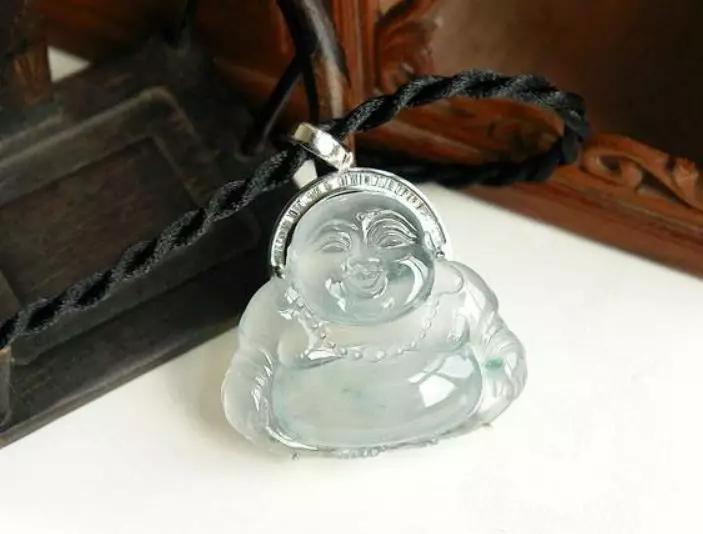 翡翠车挂件的寓意,翡翠蝙蝠挂件寓意