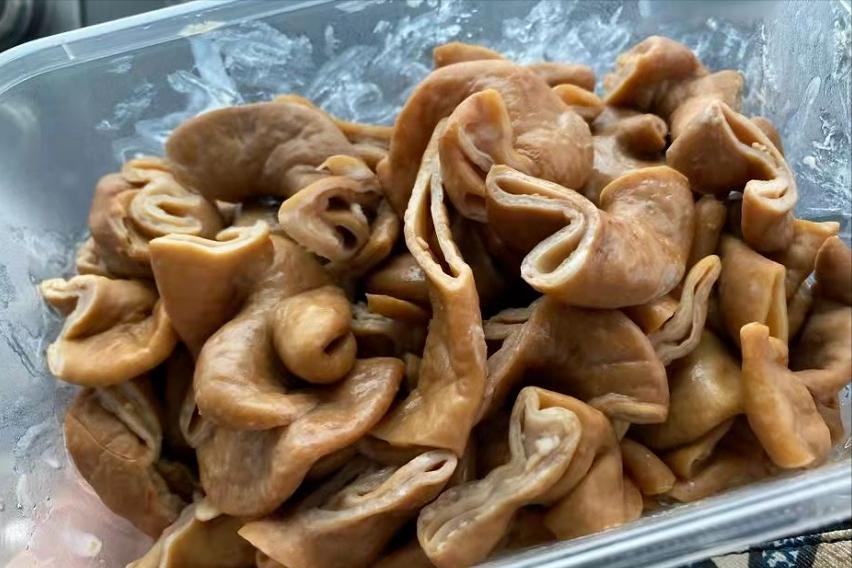 大叔坚持28年卖小吃每天限量350个,80后大叔卖特色小吃