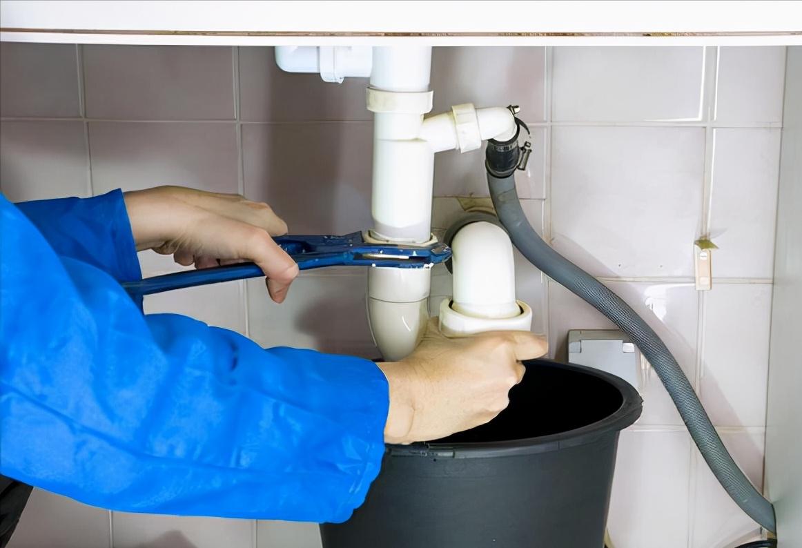 下水道堵了千万别用热水冲,厨房下水道堵了为什么热水能下去